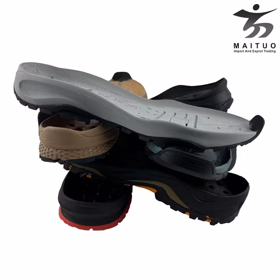 Birkenstock feminino com fivela e sola de alpercata enfeitada com corrente